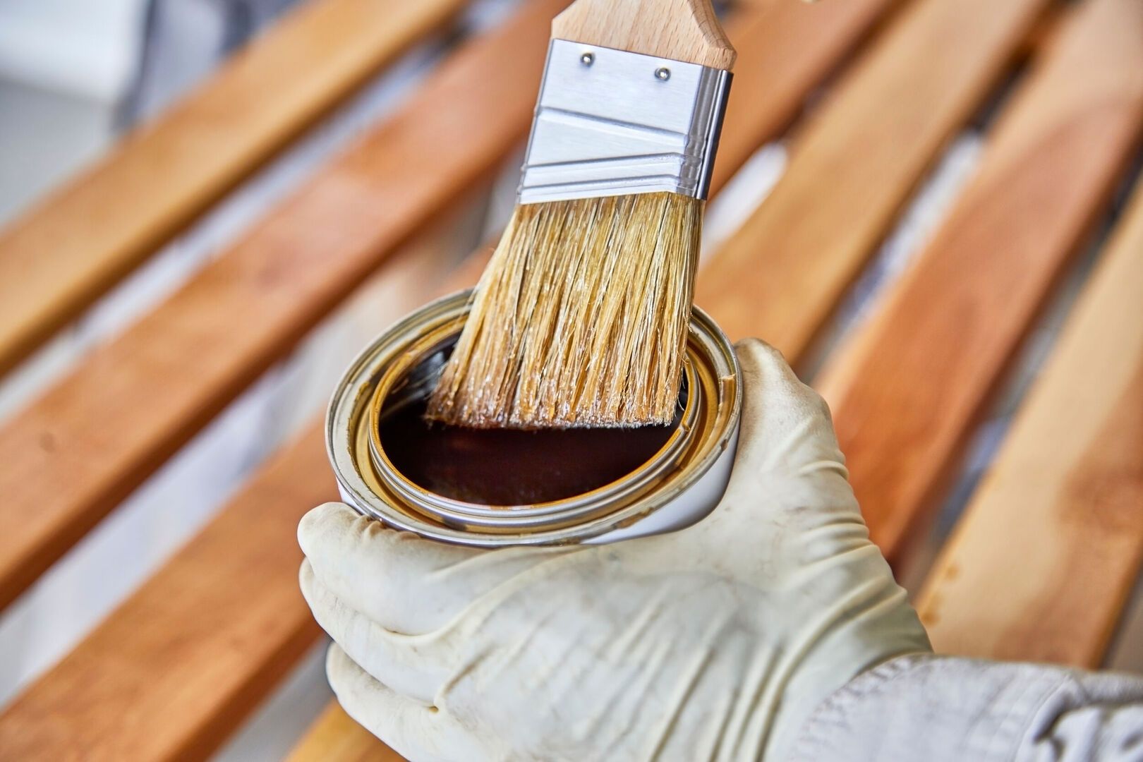 Holzlack wird mit einem Pinsel vorbereitet